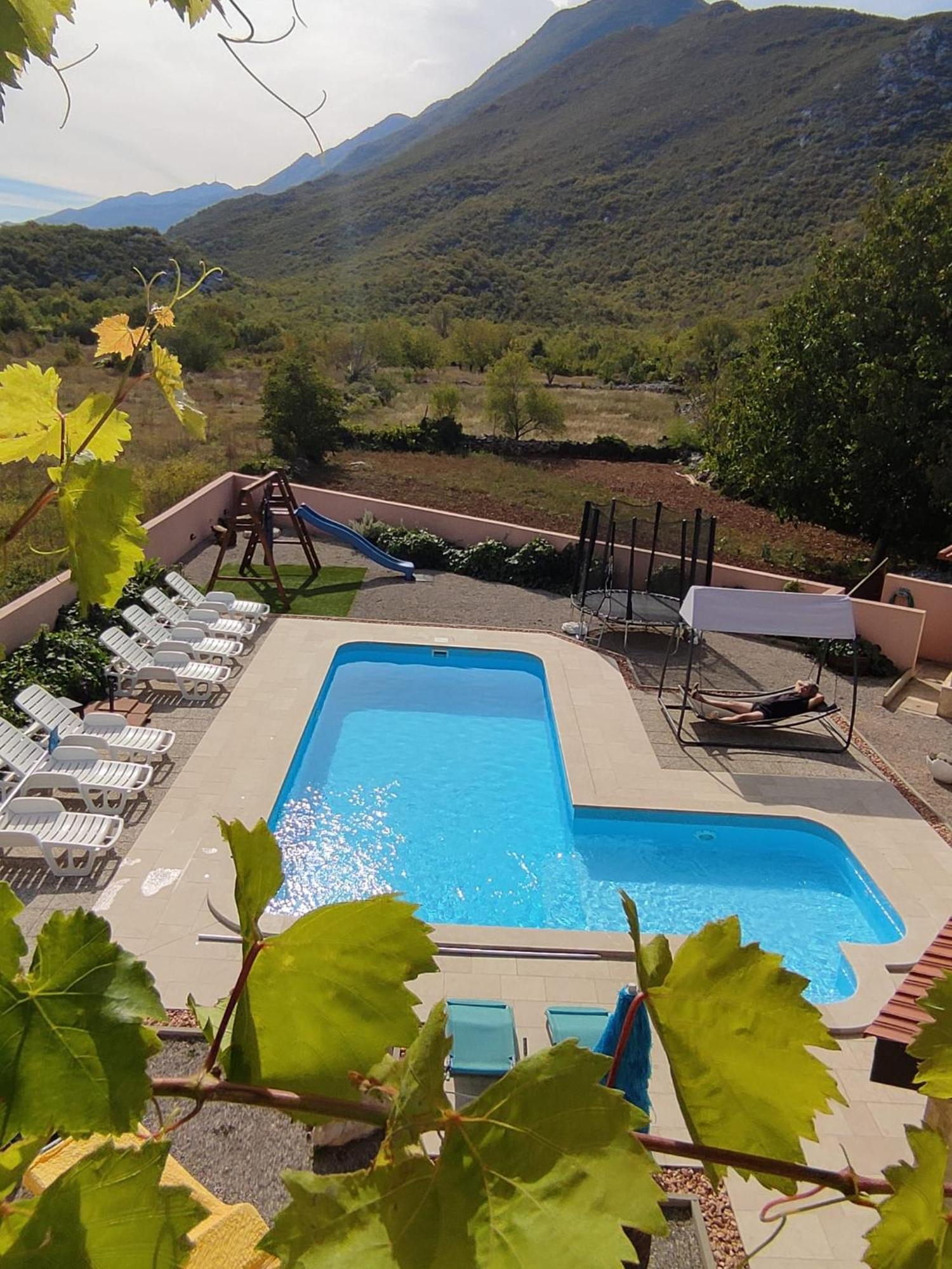 Holiday Home Perunika Zezevica エクステリア 写真