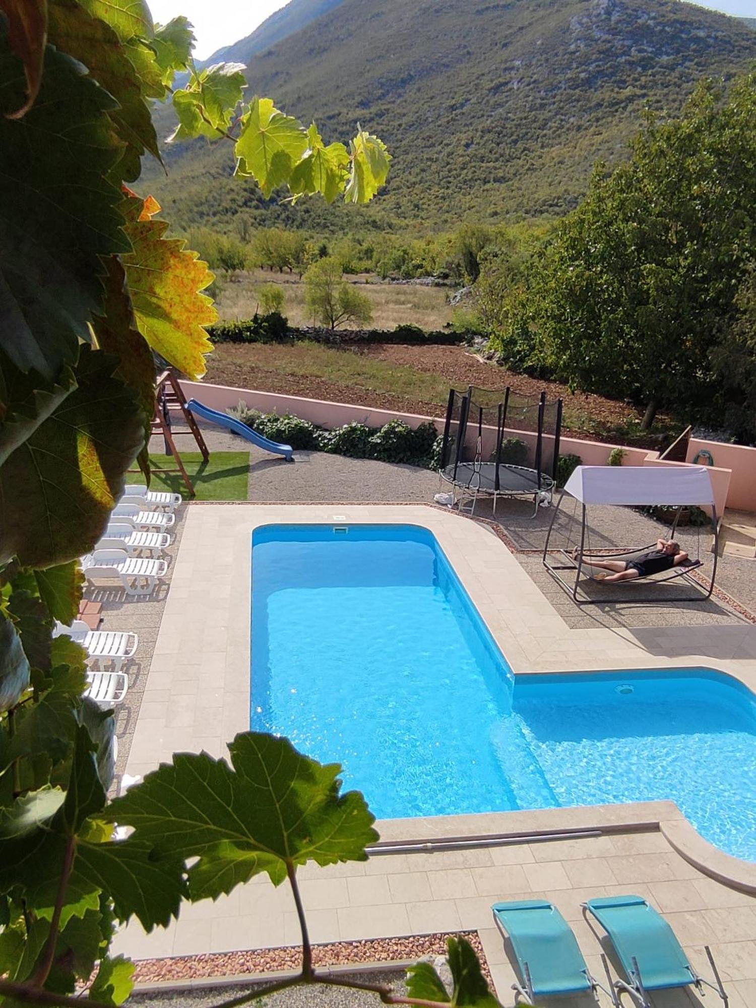 Holiday Home Perunika Zezevica エクステリア 写真