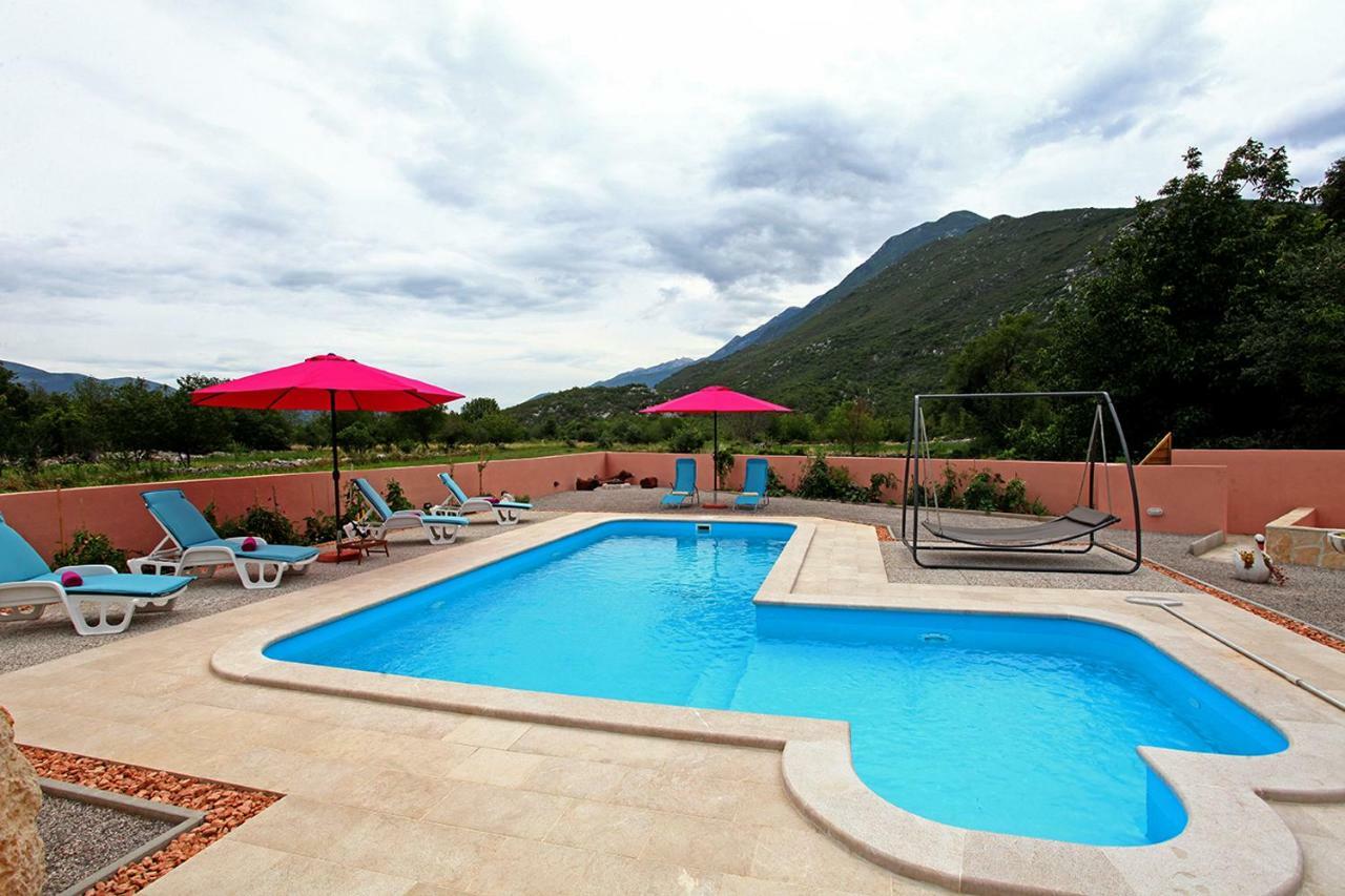 Holiday Home Perunika Zezevica エクステリア 写真